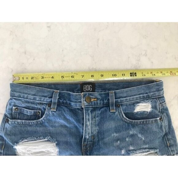 Urban Outfitters BDG Distressed Boyfriend Cut Off Denim Shorts Size 26 - Picture 5 of 7